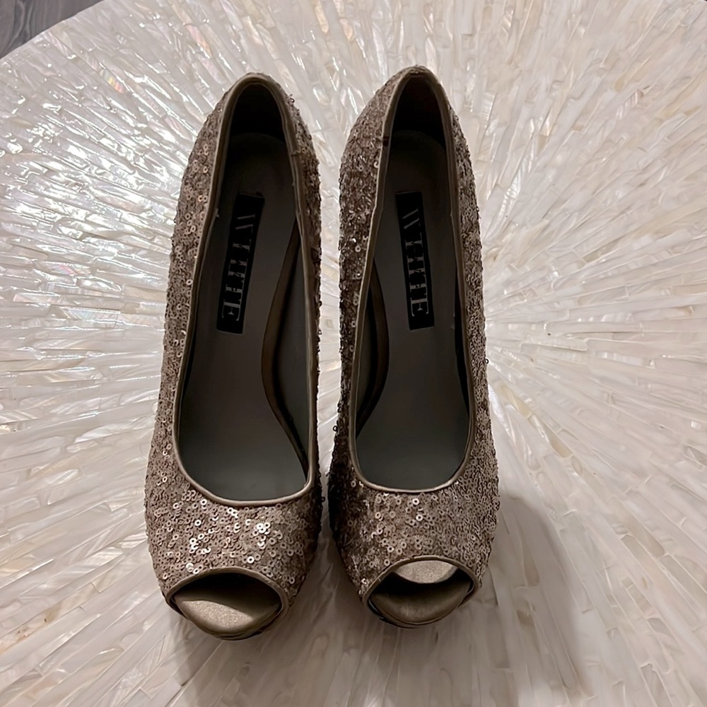 Vera Wang White collection gold heel.  5in stiletto heel. Size 8.5M